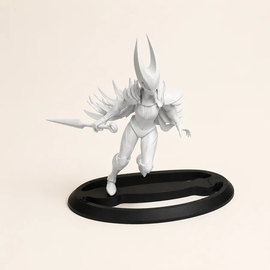 Figura branca de guerreiro fantástico com base expositora preta
